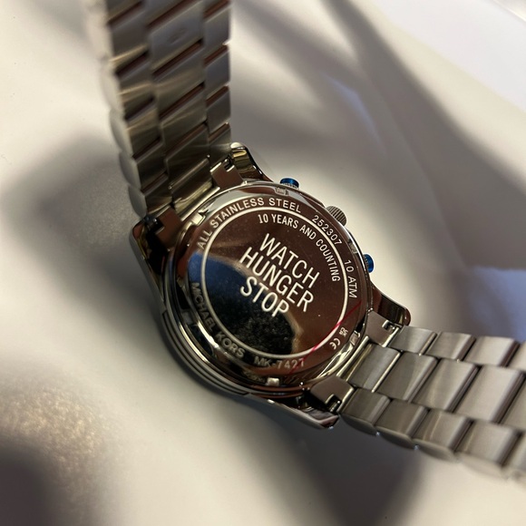 Michael Kors Watch Hunger Stop Oversized Runway Silver-Tone Watch - Picture 14 of 16